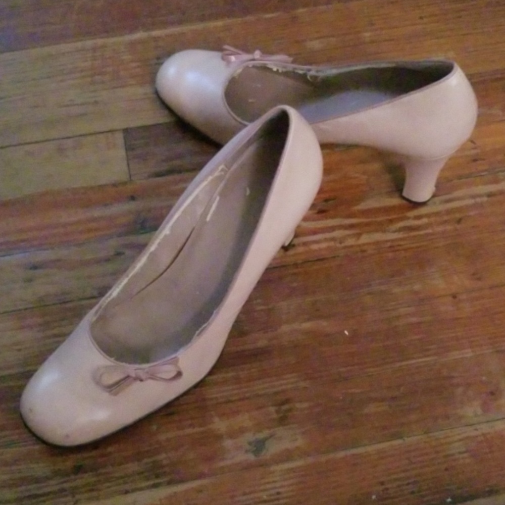 Lady's shoes not new, easy slip on wear,Round-toe.